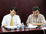 Ông Đặng Quang Hạnh, PTGĐ thường trực và ông Nguyễn Tuấn Minh, PTGĐ Tập đoàn Tân Tạo tham khảo hợp đồng