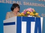 Bà Nguyễn Thị Sương, PTGĐ Tập đoàn Tân Tạo đọc bản báo cáo tài chính
