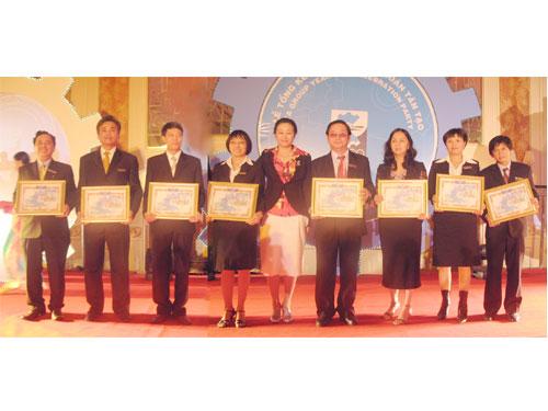 Bà Đặng Thị Hoàng Yến, Chủ tịch HĐQT Tập đoàn Tân Tạo trao bằng khen cho các lãnh đạo xuất sắc