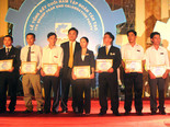 Ông Đặng Quang Hạnh, Phó TGĐ Tập đoàn Tân Tạo trao bằng khen cho các CB-CNV xuất sắc 