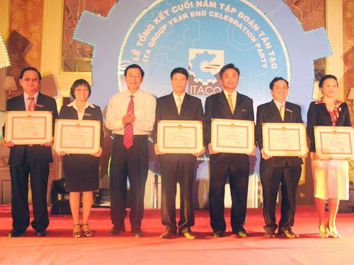 Ông Huỳnh Thành Lập, Phó chủ tịch HĐND TP.HCM trao bằng khen cho các lãnh đạo Tập đoàn Tân Tạo