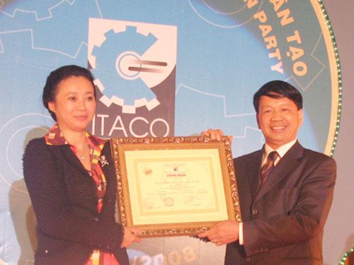 Ông Vũ Sơn Thủy, Vụ trưởng Bộ ngoại giao, TBT Báo Thế Giới & Việt Nam trao bằng chứng nhận Siêu sao kinh doanh cho bà Đặng Thị Hoàng Yến