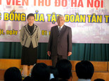 Bà Đặng Thị Hoàng Yến, chủ tịch HĐQT Tập Đoàn Tân Tạo cùng Ông Phạm Thế Duyệt, nguyên chủ tịch MTTQVN trao học bổng cho SV nghèo vượt khó