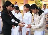 Đại diện Quỹ ITA-s đang trao học bổng cho các em.