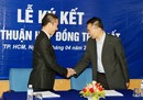 Ông Trần Hoàng Ân (trái), Phó Tổng giám đốc ITACO, bắt tay với đại diện Pou Chen sau khi ký kết thỏa thuận thuê đất tại KCN Tân Tạo - Ảnh: Hồng Sơn